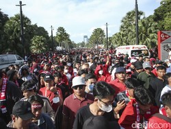 Dari pantauan detikFoto, penonton sudah mulai memadati stadion bahkan mengular di dekat pintu masuk.