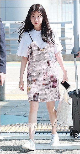 Tampil kasual dengan lace dress yang dipadukan dengan kaos (outfit nge-date/Foto: dkpopnews.net)