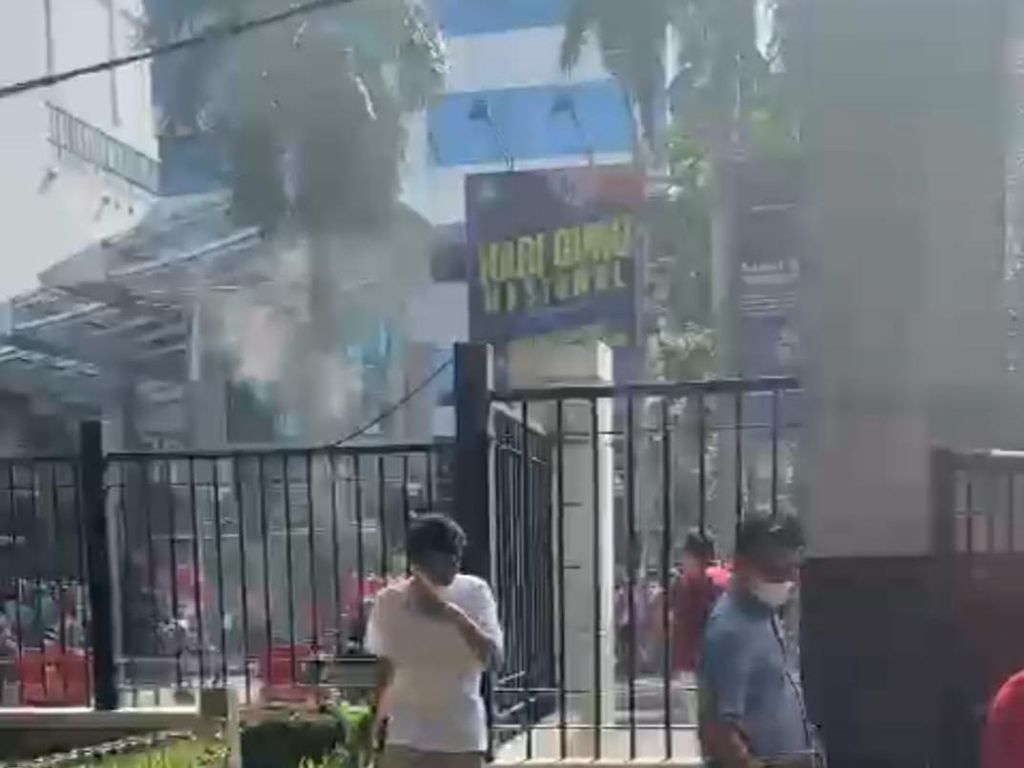 Geger Video Dinarasikan Gas Air Mata di GBK, Polisi Membantah Geger Video Dinarasikan Gas Air Mata di GBK, Polisi Membantah