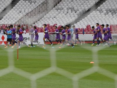 Timnas Vietnam Puji Rumput GBK Saat Latihan Jelang Semifinal