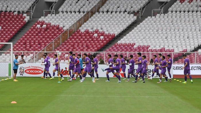 Sejumlah pemain Timnas Vietnam berlatih menjelang laga semifinal Piala AFF 2022 di Stadion Utama Gelora Bung Karno, Jakarta, Kamis (5/1/2023). Partai semifinal Piala AFF akan mempertemukan Timnas Indonesia melawan Timnas Vietnam. ANTARA FOTO/Akbar Nugroho Gumay/rwa.