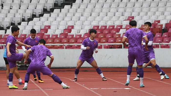Timnas Vietnam Puji Rumput GBK Saat Latihan Jelang Semifinal Sejumlah pemain Timnas Vietnam berlatih menjelang laga semifinal Piala AFF 2022 di Stadion Utama Gelora Bung Karno, Jakarta, Kamis (5/1/2023). Partai semifinal Piala AFF akan mempertemukan Timnas Indonesia melawan Timnas Vietnam. ANTARA FOTO/Akbar Nugroho Gumay/rwa.