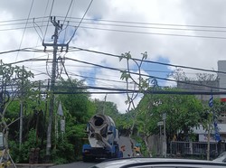 Truk Molen Tabrak Beton Pembatas di By Pass Nusa Dua