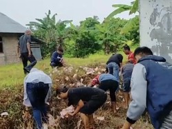 Mobil Pengangkut Uang Terbalik di Padang Pariaman, Warga Berebut Kutip Duit