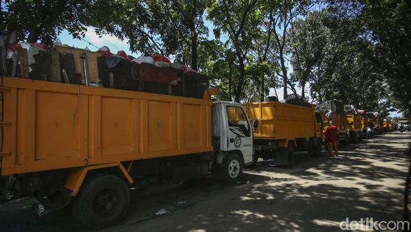Usai Ditutup, Truk Sampah Antre di TPA Cipayung Depok
