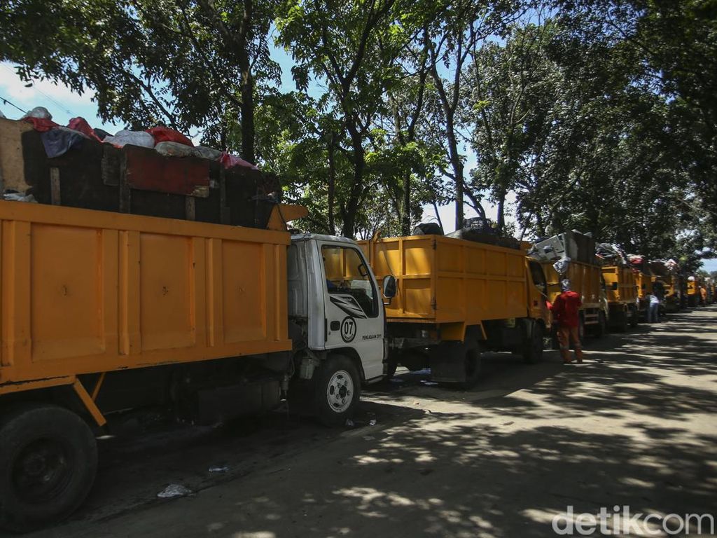 Usai Ditutup, Truk Sampah Antre di TPA Cipayung Depok
