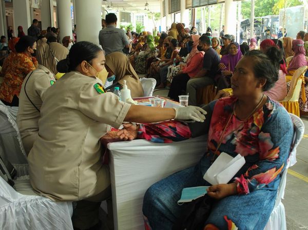 Antusias Warga Kampung Nelayan Surabaya Ikuti Pemeriksaan Kesehatan Gratis
