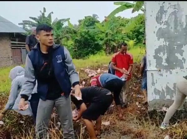 Momen Warga Berebut Kutip Uang Berserak di Padang Pariaman