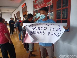Belasan Warga Geruduk Balai Desa di Ponorogo yang Diduga Lakukan Pungli Belasan Warga Geruduk Balai Desa di Ponorogo yang Diduga Lakukan Pungli
