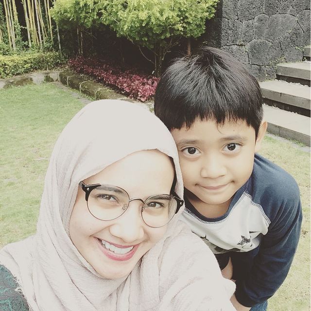 Zaskia Sungkar dan Muhammad Rizky Rakhmani