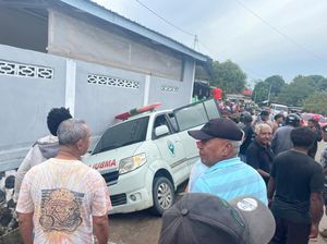 Ugal-ugalan Sopir Ambulans Pembawa Jenazah-Tabrak 5 Pemotor di Jayapura Ugal-ugalan Sopir Ambulans Pembawa Jenazah-Tabrak 5 Pemotor di Jayapura