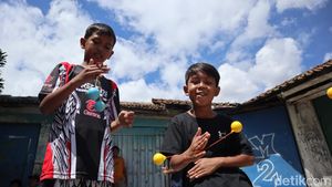 Main Lato-latonya Pakai Gaya nih Bos!