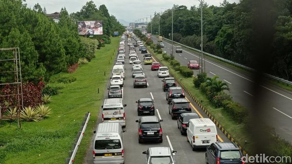 Lonjakan Kendaraan di Tol Pasteur