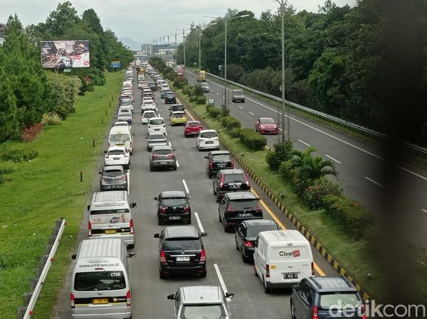 Lonjakan Kendaraan di Tol Pasteur