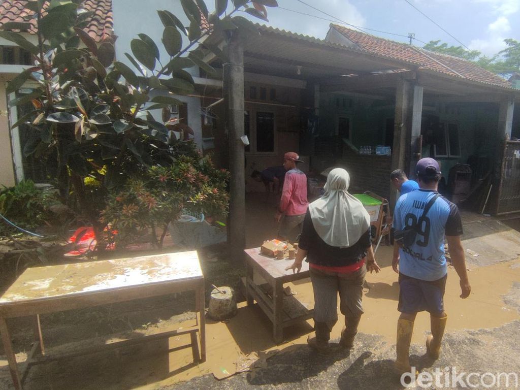 Banjir Dinar Indah Semarang Surut, Warga Bersih-bersih Rumah Banjir Dinar Indah Semarang Surut, Warga Bersih-bersih Rumah