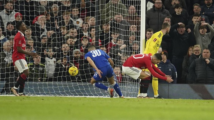 Evertons Conor Coady, center, scores his sides first goal after Manchester Uniteds goalkeeper David de Gea, right, failed to stop the ball during the English FA Cup soccer match between Manchester United and Everton at Old Trafford in Manchester, England, Friday, Jan. 6, 2023. (AP Photo/Dave Thompson)