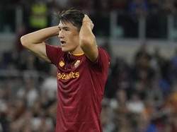 5. Eldor Shomurodov - AS Roma. Ada sejumlah pemain yang membuat dua hat-trick di tahun 2022, tapi Shomurodov lebih menonjol karena punya jumlah penampilan lebih sedikit 35. Ia bikin dua hat-trick di timnas Uzbekistan tahun lalu. Foto: AP/Andrew Medichini