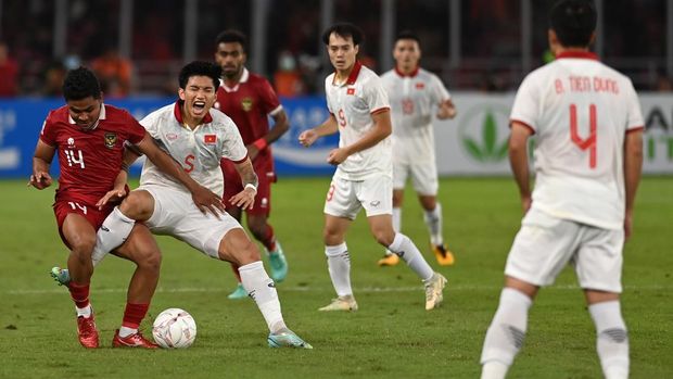 Pesepak bola Timnas Indonesia Asnawi Mangkualam (kiri) berebut bola dengan pesepak bola Timnas Vietnam Doan Van Hau (kedua kiri) dalam pertandingan leg 1 babak semifinal Piala AFF 2022 di Stadion Utama Gelora Bung Karno (SUGBK), Jakarta, Jumat (6/1/2023). Pertandingan berakhir seri dengan skor 0-0. ANTARA FOTO/Aditya Pradana Putra/aww.