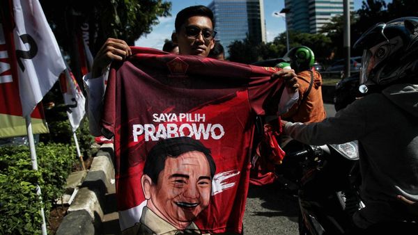 Kader Gerindra Bagi-bagi Kaos Capres Prabowo di Jalanan