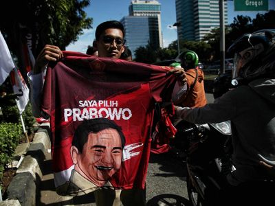 Kader Gerindra Bagi-bagi Kaos Capres Prabowo di Jalanan