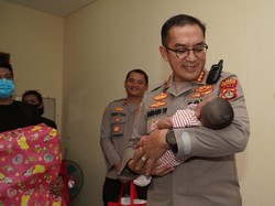 Aksi Kapolresta Denpasar Timang Baby S, Anak Wanita MiChat yang Dibunuh