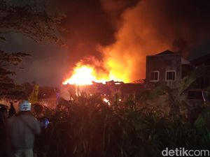 Gudang Tiner di Semarang Terbakar, 1 Orang Dilarikan ke RS Gudang Tiner di Semarang Terbakar, 1 Orang Dilarikan ke RS