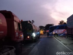 Lintas Riau-Sumut di Rohil Macet 20 KM Akibat Tronton Rusak di Tikungan