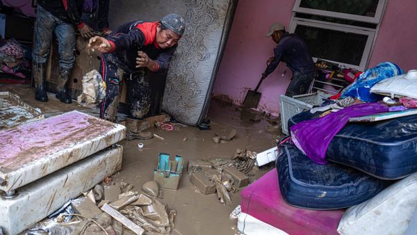 Korban Banjir di Semarang Bersih-bersih Rumah dari Lumpur