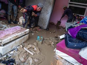 Korban Banjir di Semarang Bersih-bersih Rumah dari Lumpur