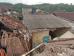 Warga Cianjur Tewas Tertimpa Tembok Saat Bersihkan Puing Sisa Gempa