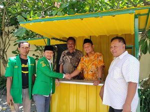 Sarmuji Serahkan Bantuan Gerobak untuk PAC Ansor Kediri
