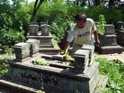 Teringat Makam Aneh di Probolinggo yang Arah Nisannya Beda Sendiri
