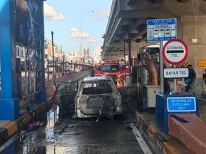 Penampakan Mobil Terbakar di GT Bintara Jaya Tol Becakayu