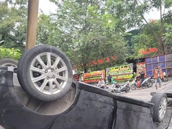 Ngerinya Kecelakaan di Medan Bikin Sopir Tewas Tertancap Pagar