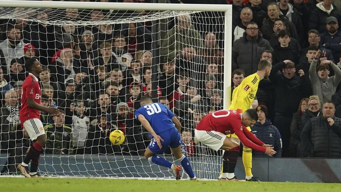 Evertons Conor Coady, center, scores his sides first goal after Manchester Uniteds goalkeeper David de Gea, right, failed to stop the ball during the English FA Cup soccer match between Manchester United and Everton at Old Trafford in Manchester, England, Friday, Jan. 6, 2023. (AP Photo/Dave Thompson)