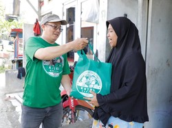 Komunitas Ojol Pendukung Ganjar Bagikan Sembako Murah di Depok