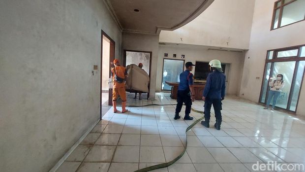 Petugas damkar dan PPSU kembali mendatangi rumah mewah ibu Eny. Kali ini, pembersihan akan dilakukan secara menyeluruh. (Rumondang N/detikcom)