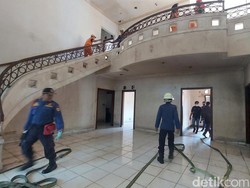 Damkar-PPSU Kembali Bersihkan Rumah Mewah Ibu Eny yang Terbengkalai