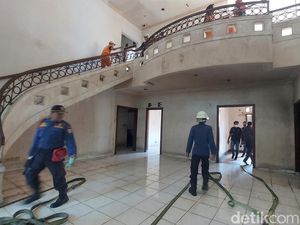 Damkar-PPSU Kembali Bersihkan Rumah Mewah Ibu Eny yang Terbengkalai Damkar-PPSU Kembali Bersihkan Rumah Mewah Ibu Eny yang Terbengkalai