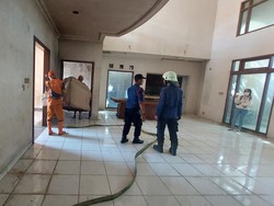 Rumah Mewah Bu Eny Dibersihkan Lagi Hari Ini, Sejumlah Barang Usang Dibuang