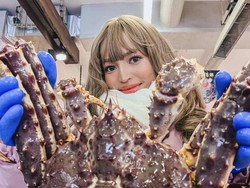 Rachel Goddard Liburan ke Jepang, Makan King Crab Rp 7 Juta!