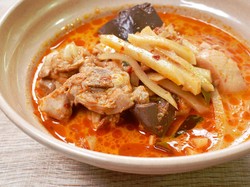 Resep Kari  Ayam Merah dan Rebung Berkuah Santan yang Pedas Gurih