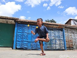 Adu Terampil Main Lato-lato dengan Penuh Gaya di Bandung