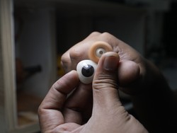 Tolak Diejek Picek, Wanita Ini Gunakan Mata Palsu Karya Rizwan Ilyasin