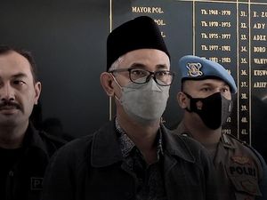 Tampang Kepsek MTs yang Pukul 19 Siswi Gegara Jajan di Luar Sekolah Tampang Kepsek MTs yang Pukul 19 Siswi Gegara Jajan di Luar Sekolah