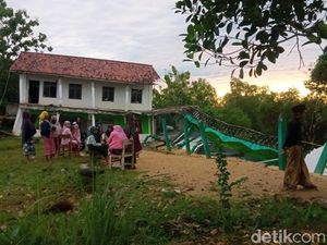Tanah Kembali Ambles, 12 Ruang Kelas Madrasah di Sampang Ambruk Tanah Kembali Ambles, 12 Ruang Kelas Madrasah di Sampang Ambruk