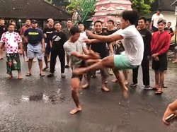 Hanya di Bali, Remaja Laki Saling Tendang Diliatin Warga dan Bersorak
