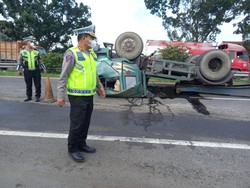 Sopir Ngantuk, Truk Kontainer Terbalik di Tol Belmera