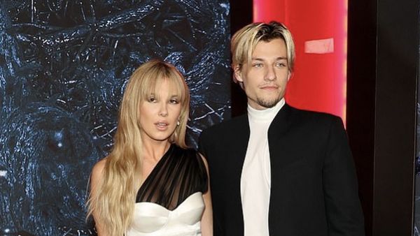 7 Potret Mesra Anak Bon Jovi yang Pacaran dengan Millie Bobby Brown
