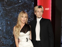 Millie Bobby Brown Tunangan di Usia 19, Tuai Kritikan dari Fans